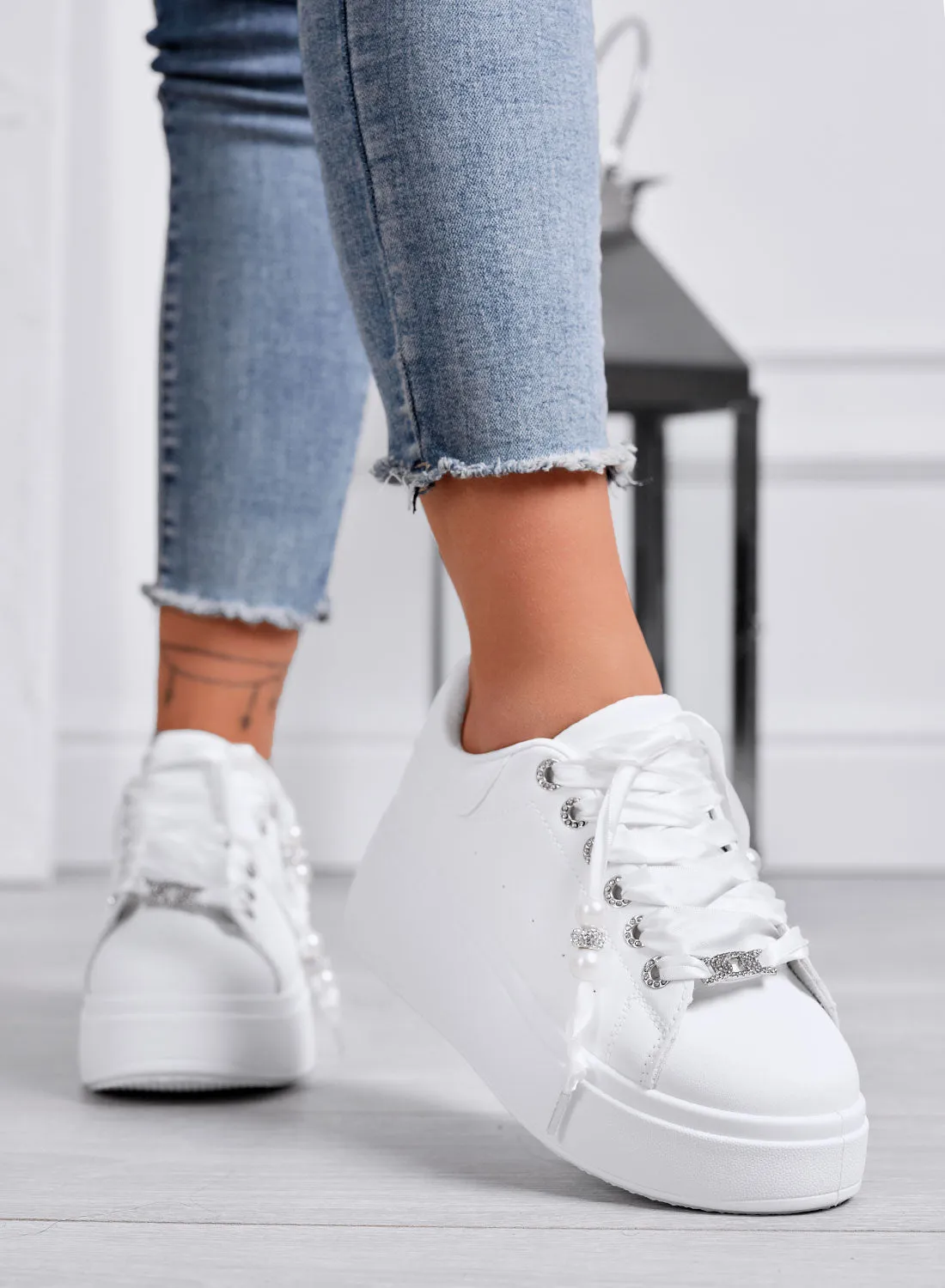 CARTER - Sneakers Platform bianche con Lacci in Raso e Perle
