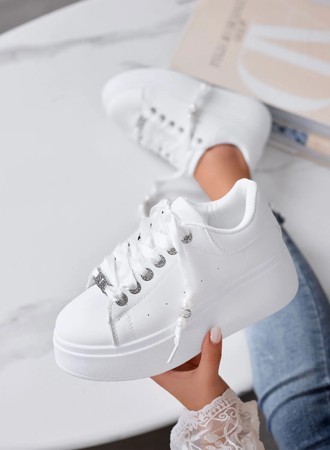 CARTER - Sneakers Platform bianche con Lacci in Raso e Perle