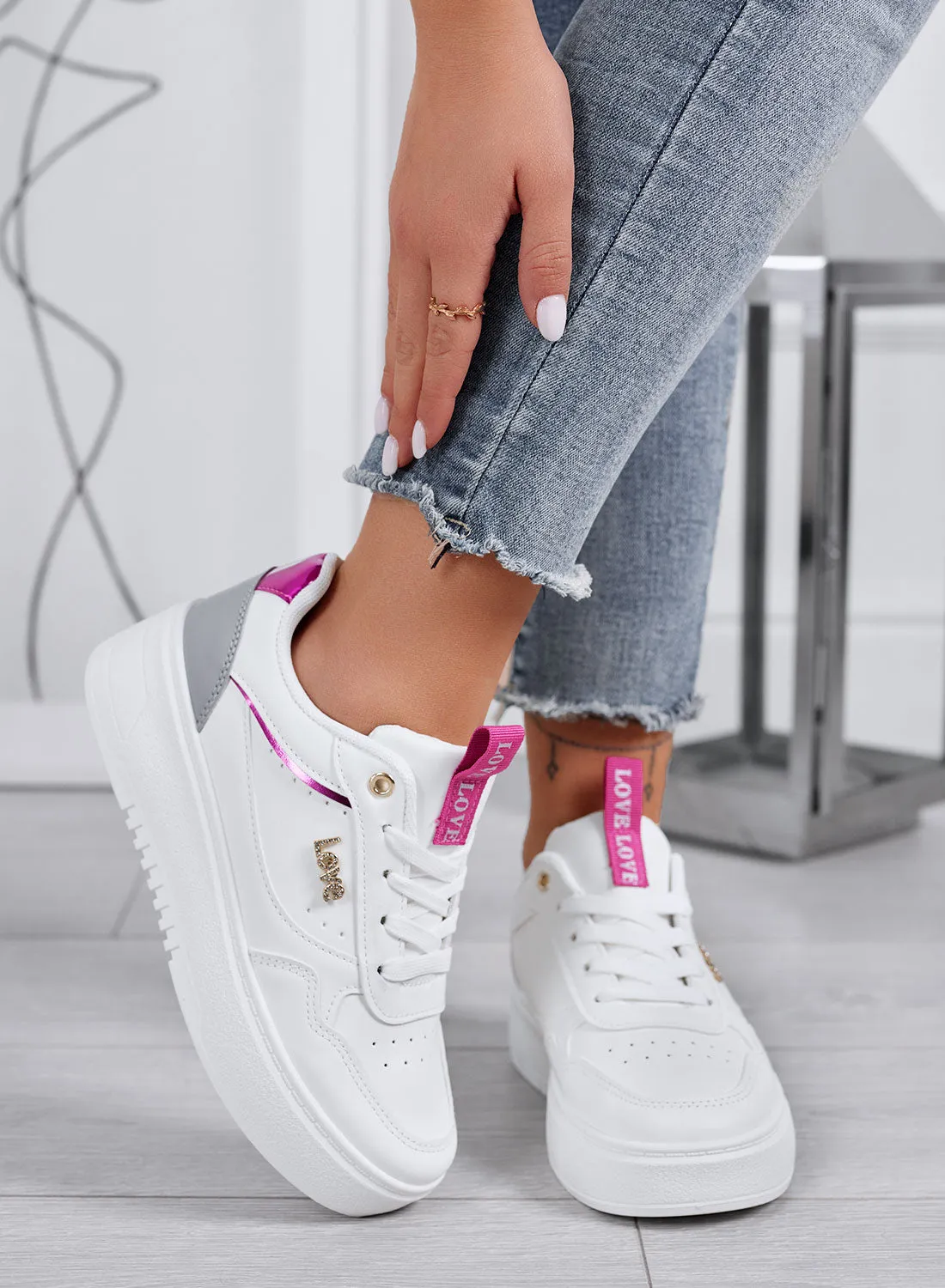 SHINE - Sneakers bianche con dettagli fucsia e scritta Love