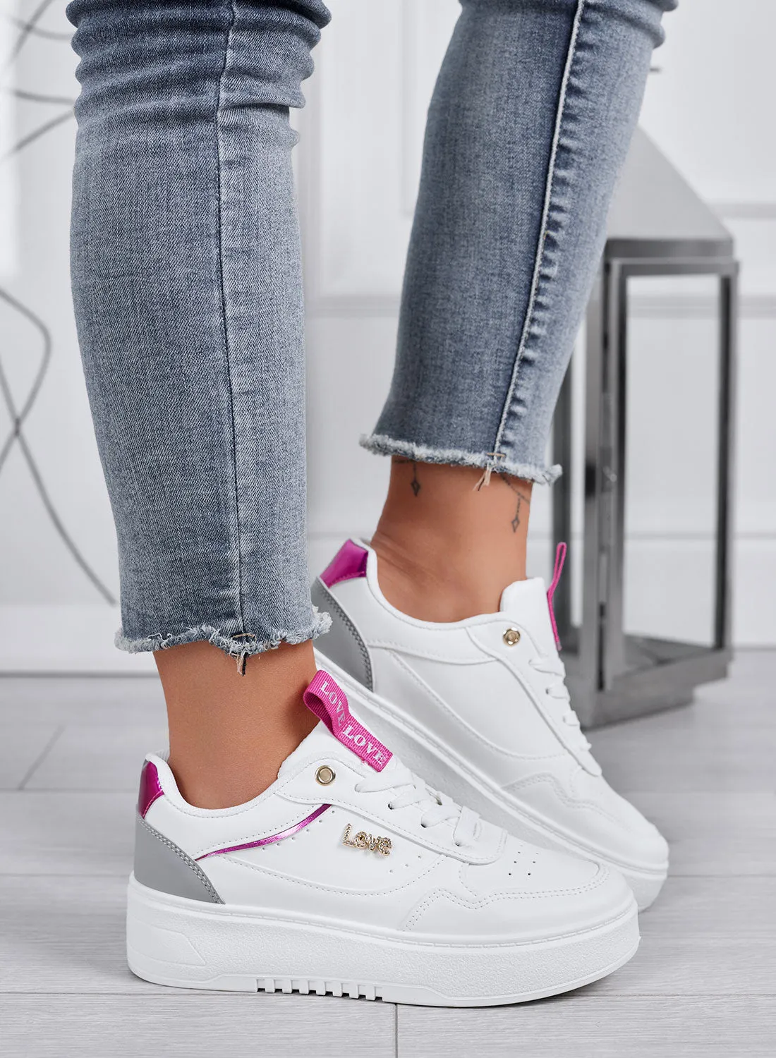 SHINE - Sneakers bianche con dettagli fucsia e scritta Love